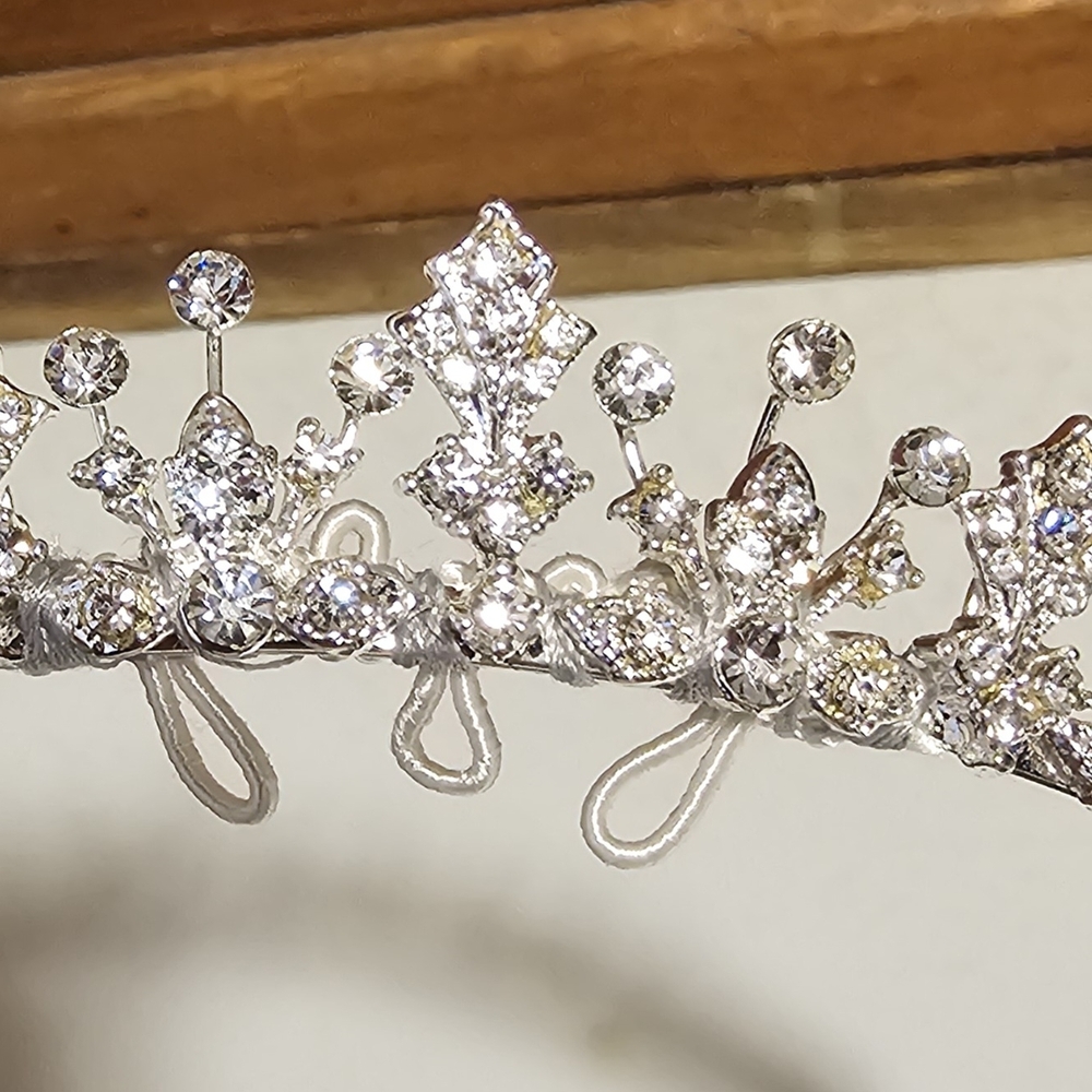 David's Bridal Tiara Silver Tone With Rhinestones Like New - Picture 3 of 6